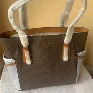 Michael Kors Voyager Tote